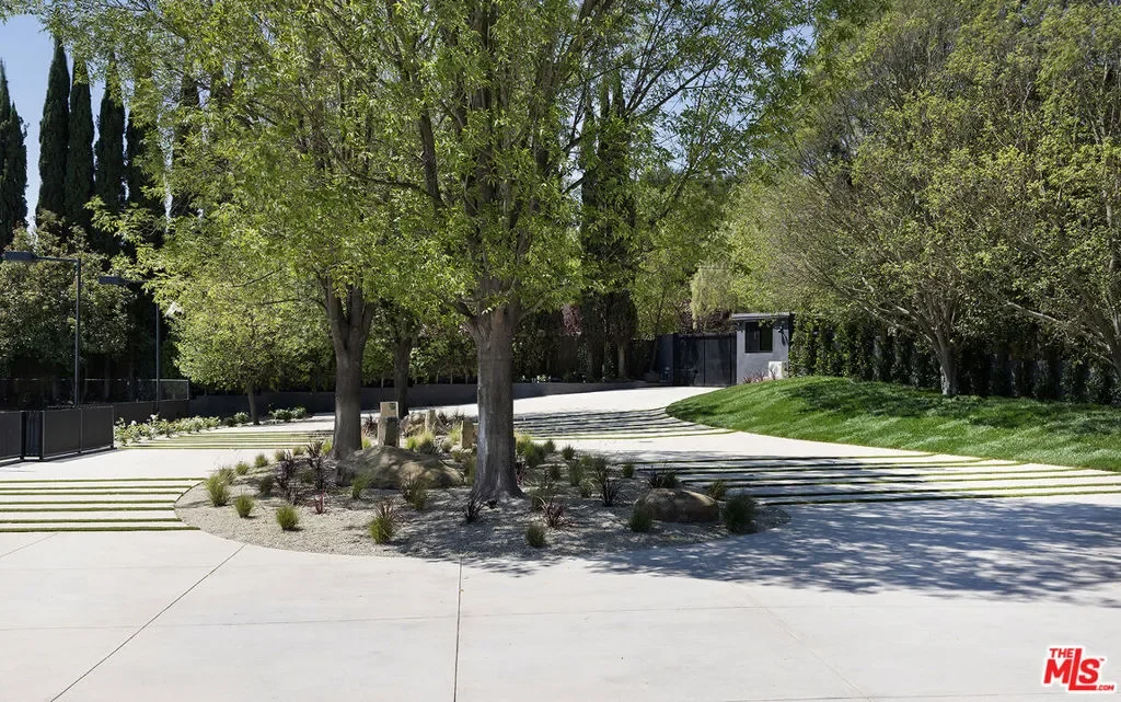 16401 Mulholland Drive, Los Angeles, California, United States. - Photo 30