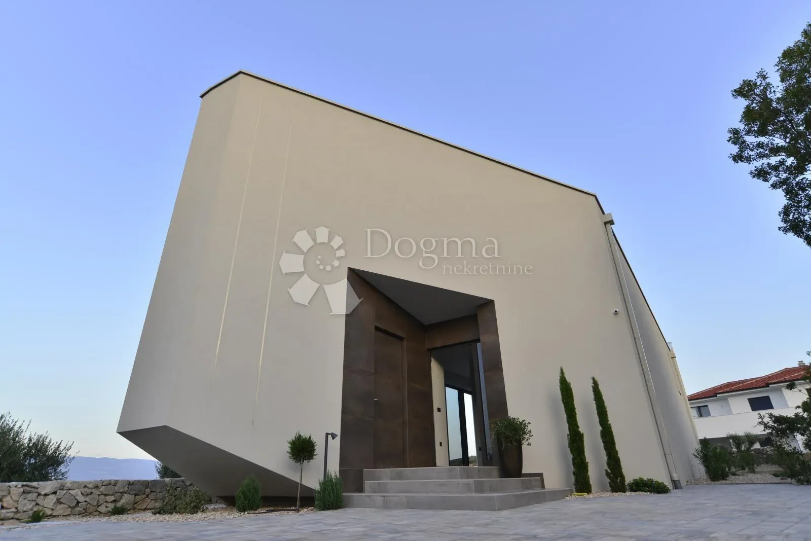 Exterior photo 1