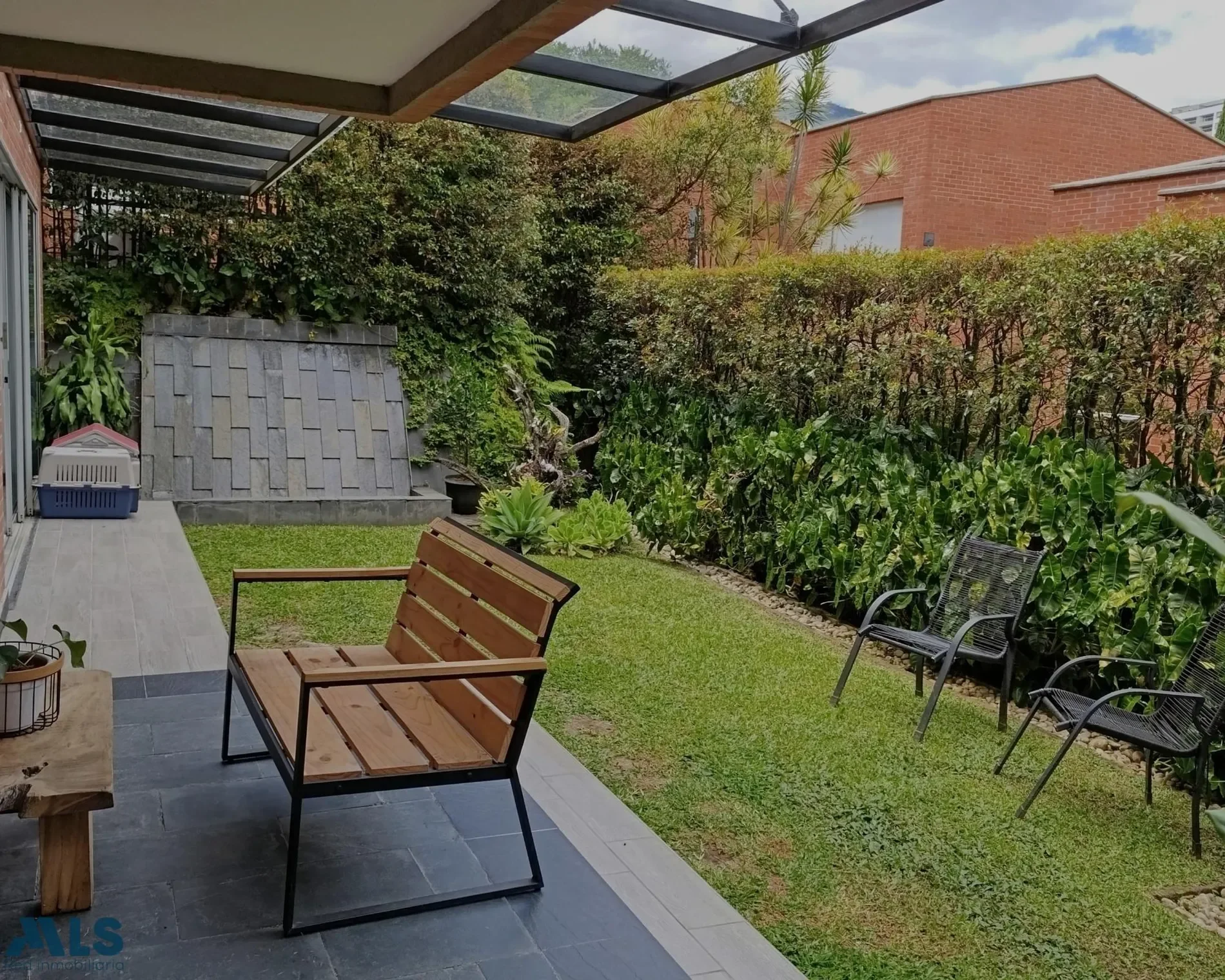 Exterior photo 1
