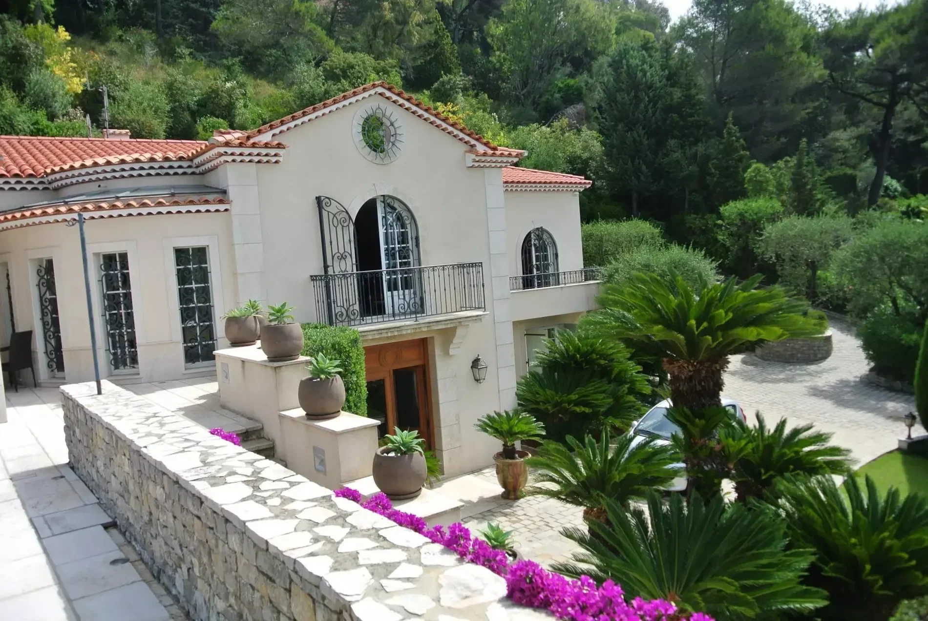 Exterior photo 3