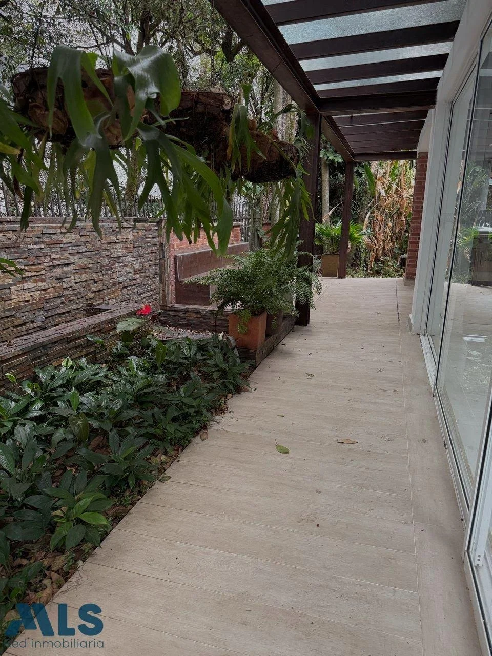 Exterior photo 3