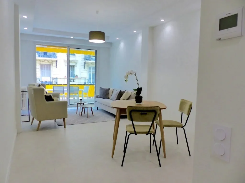 TOP LOCATION GOLDEN SQUARE