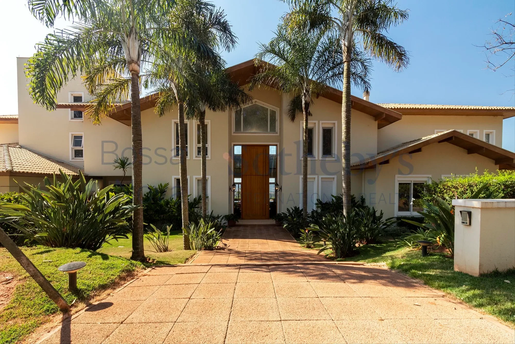 Exterior photo 2