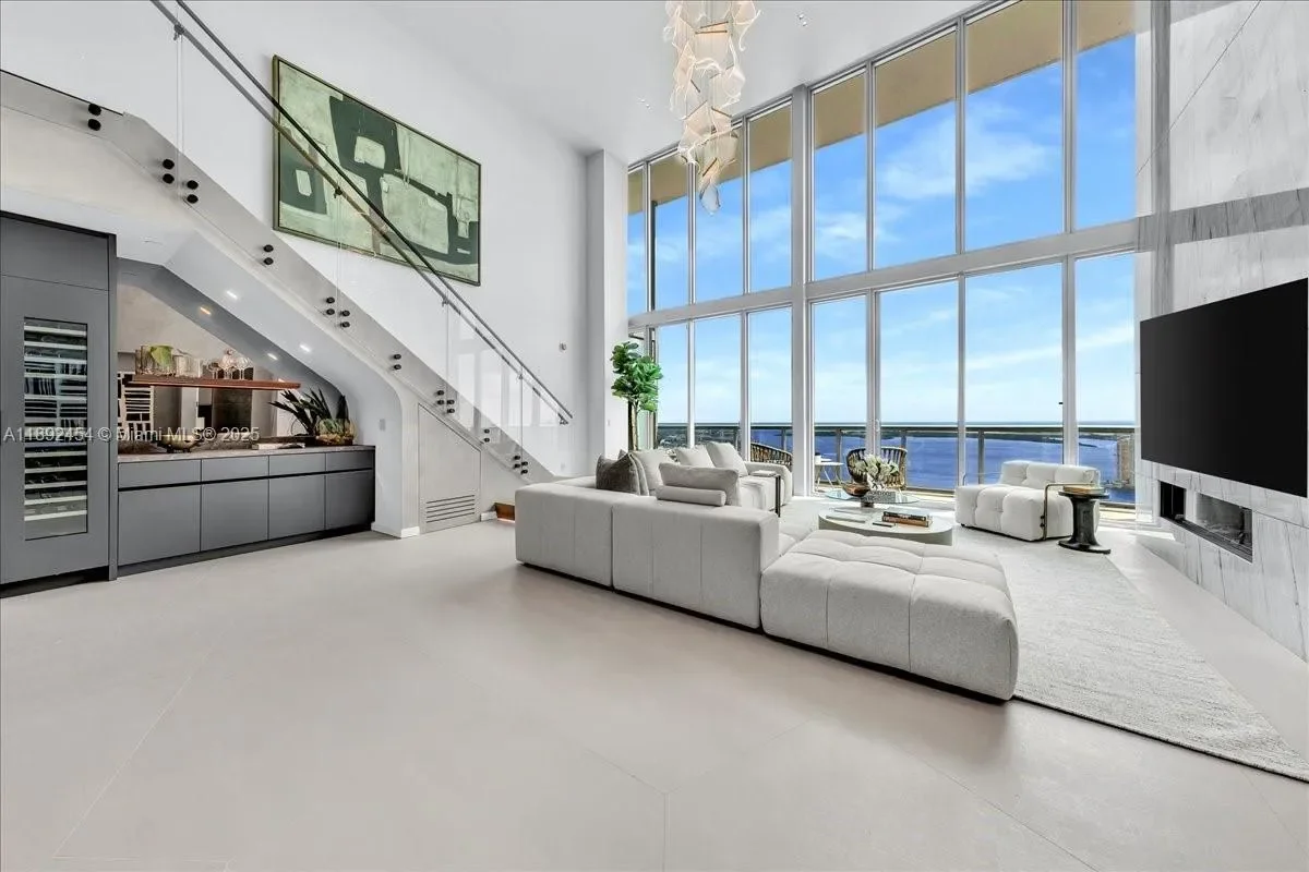 888 Biscayne Blvd #PH 5704, Miami, FL 33132, Miami, Florida, United States. - Photo 27