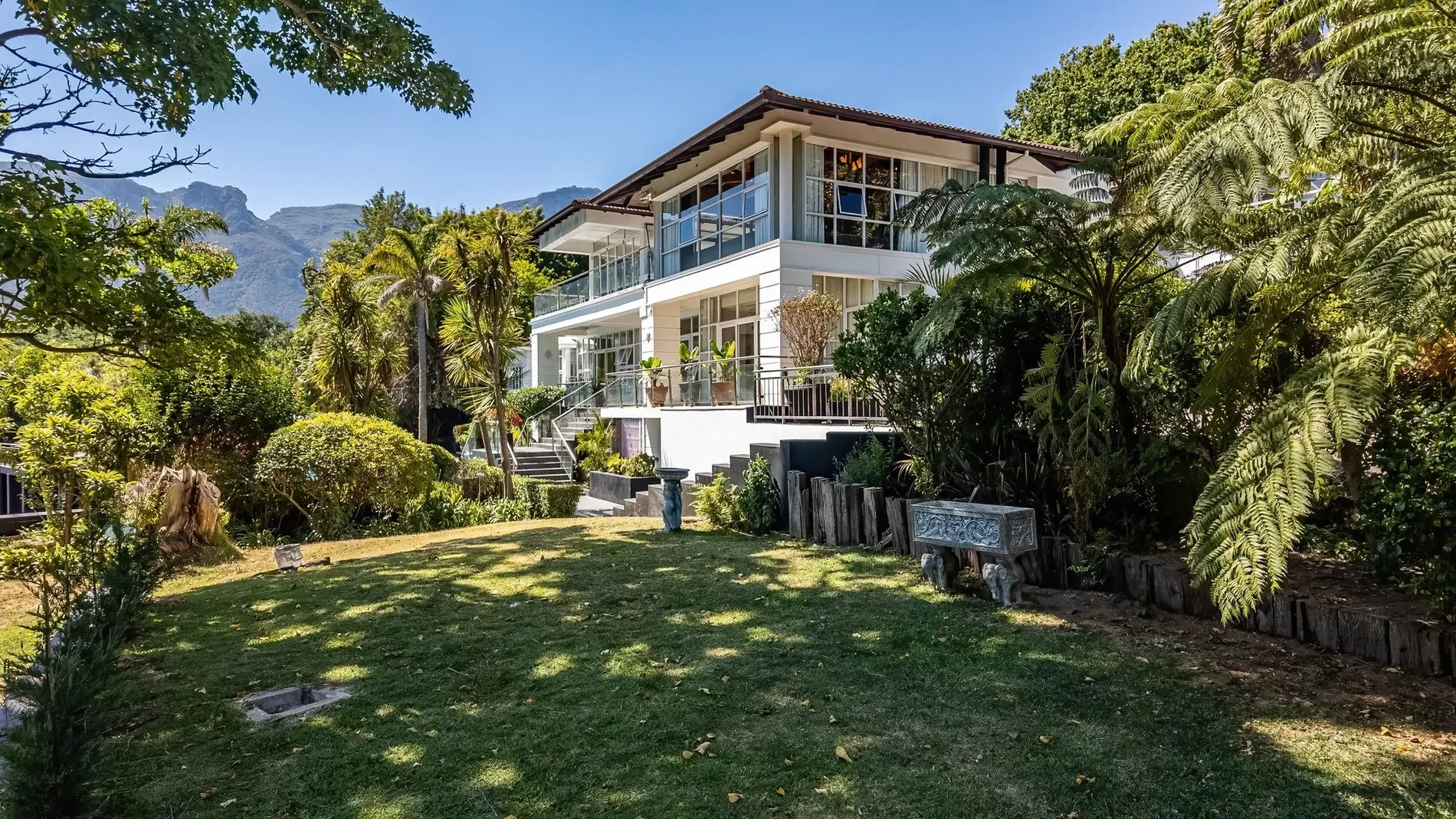 Exterior photo 2