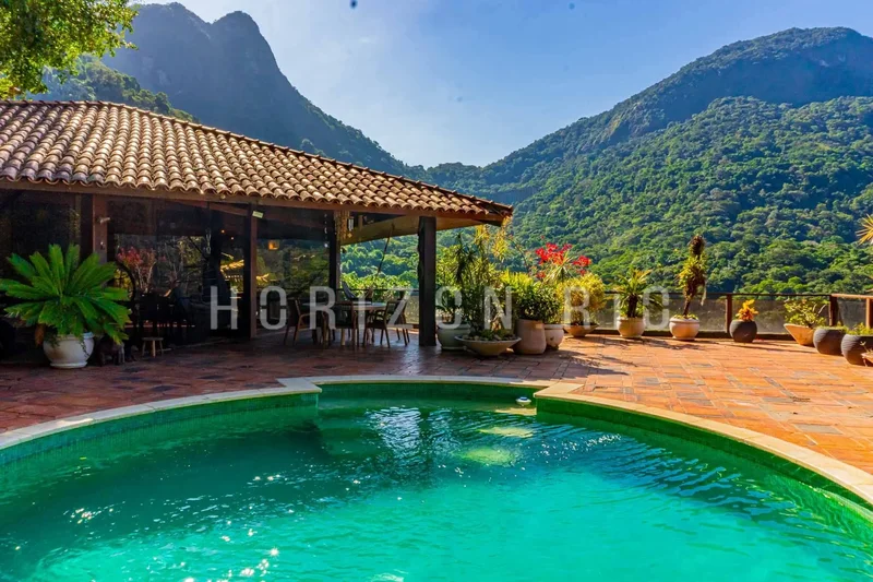 Beautiful condominium house for sale in São Conrado with 5 bedrooms and 4 parking spaces with swimmi
