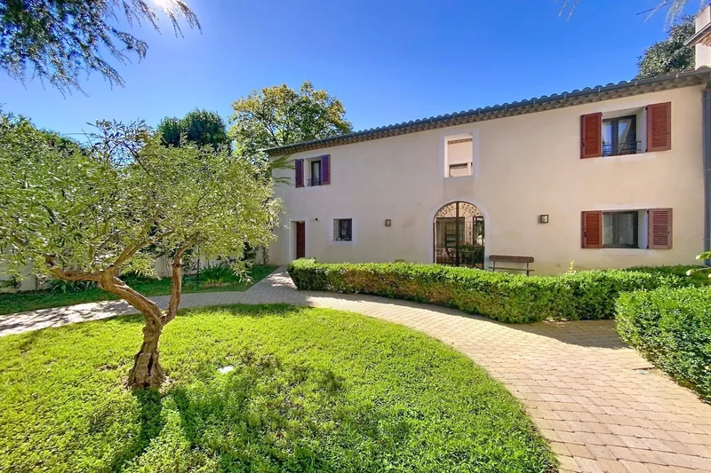 Nimes Andalusian Style Mas With Patio And Garden In A Private Park