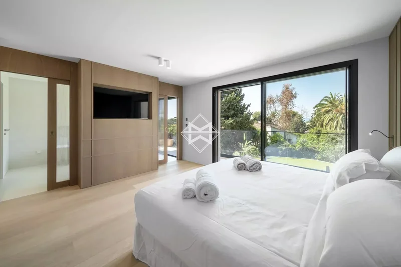 Cannes - Rare architect-designed villa in the heart of a gated estate