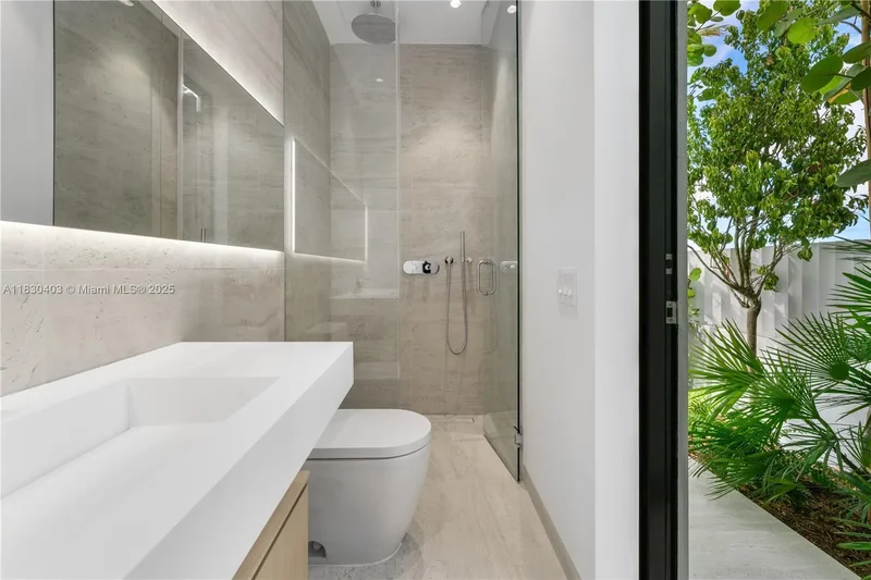 1045 N Venetian Dr, Miami, Florida, United States. - Photo 3
