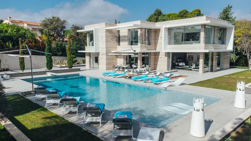 EXCEPTIONAL MODERN VILLA CLOSE TO THE BEACH