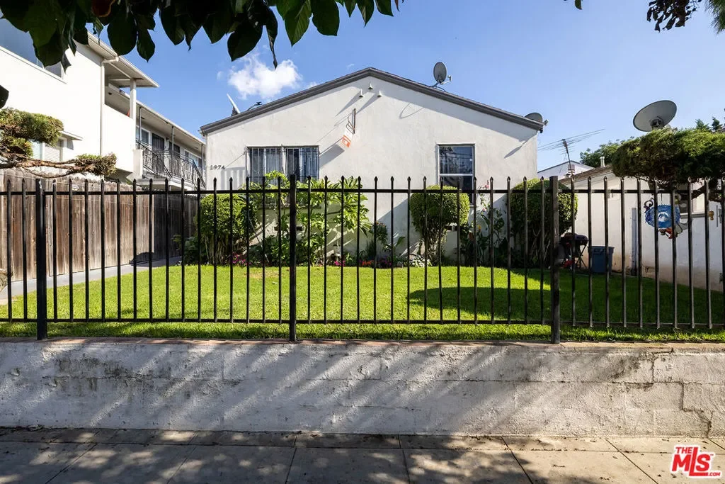 1974 Henderson Avenue, Signal Hill, California, United States. - Photo 9