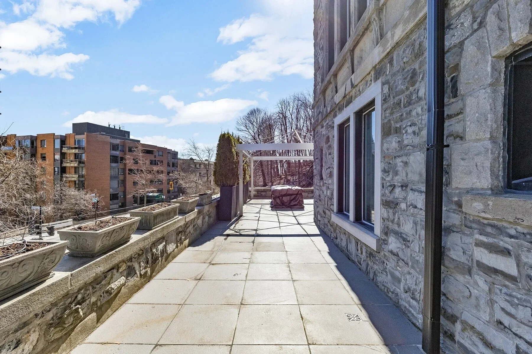 Exterior photo 3