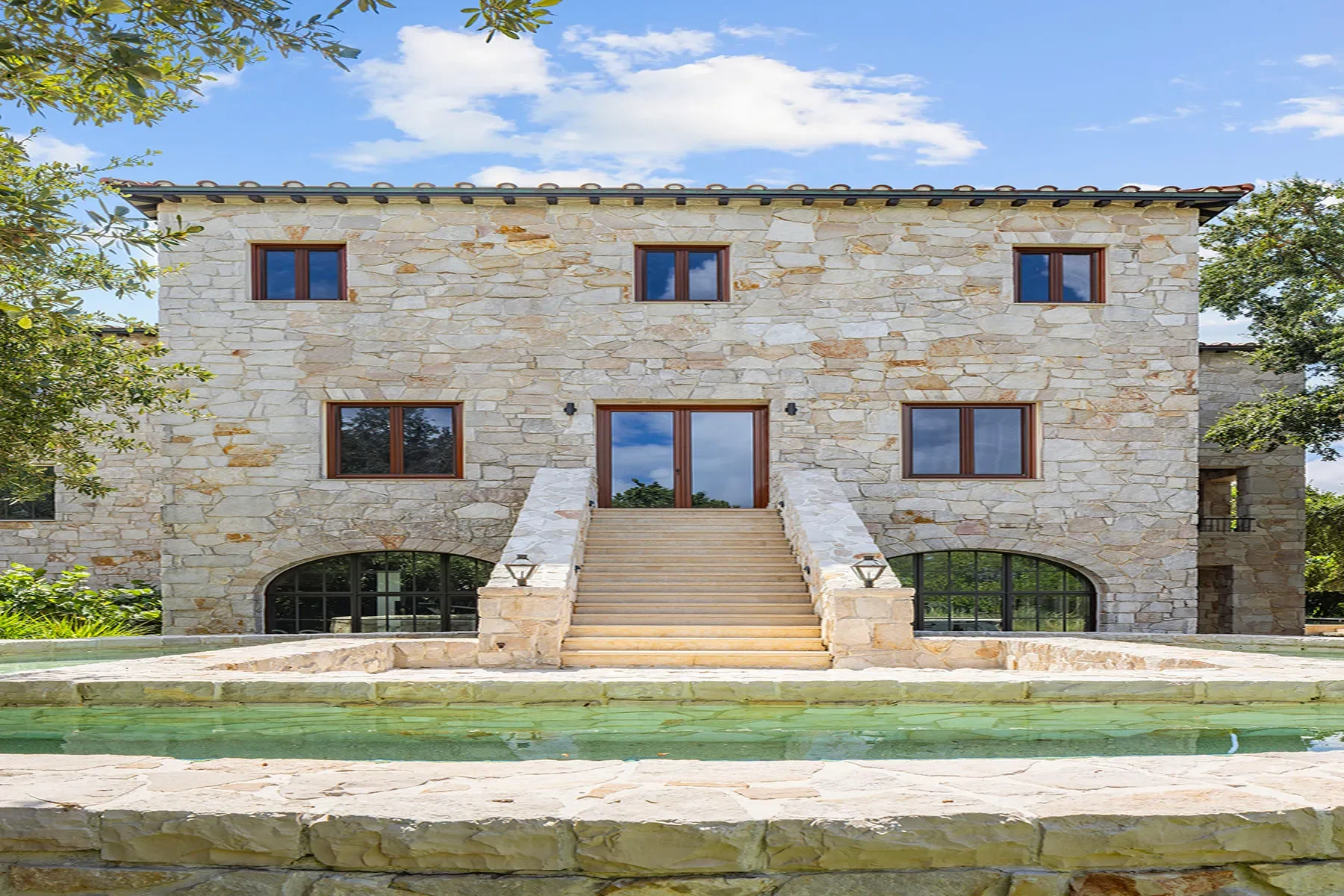 Exterior photo 8