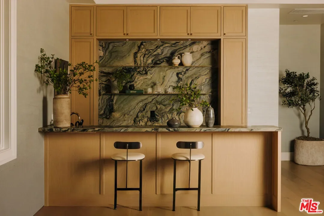 1682 San Onofre Dr, Los Angeles, California, United States. - Photo 5