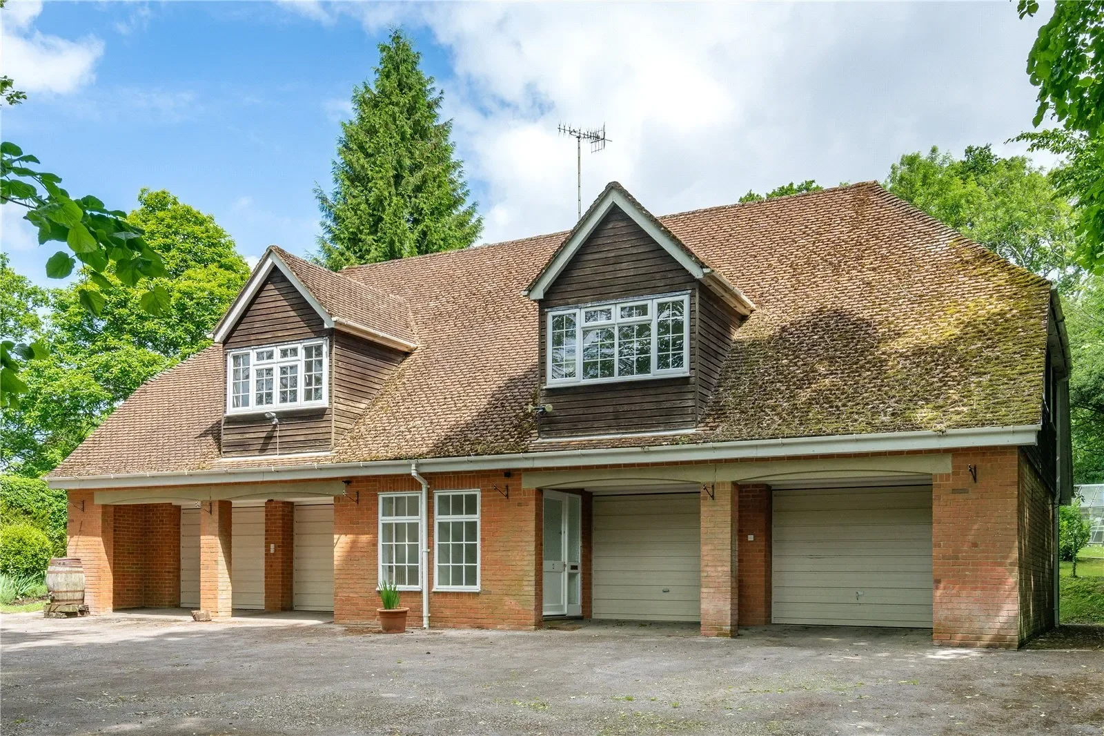 Exterior photo 7