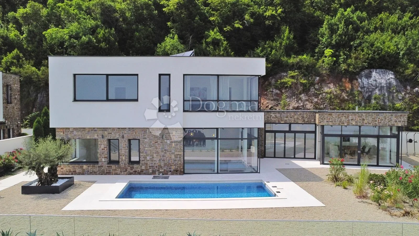 Exterior photo 7