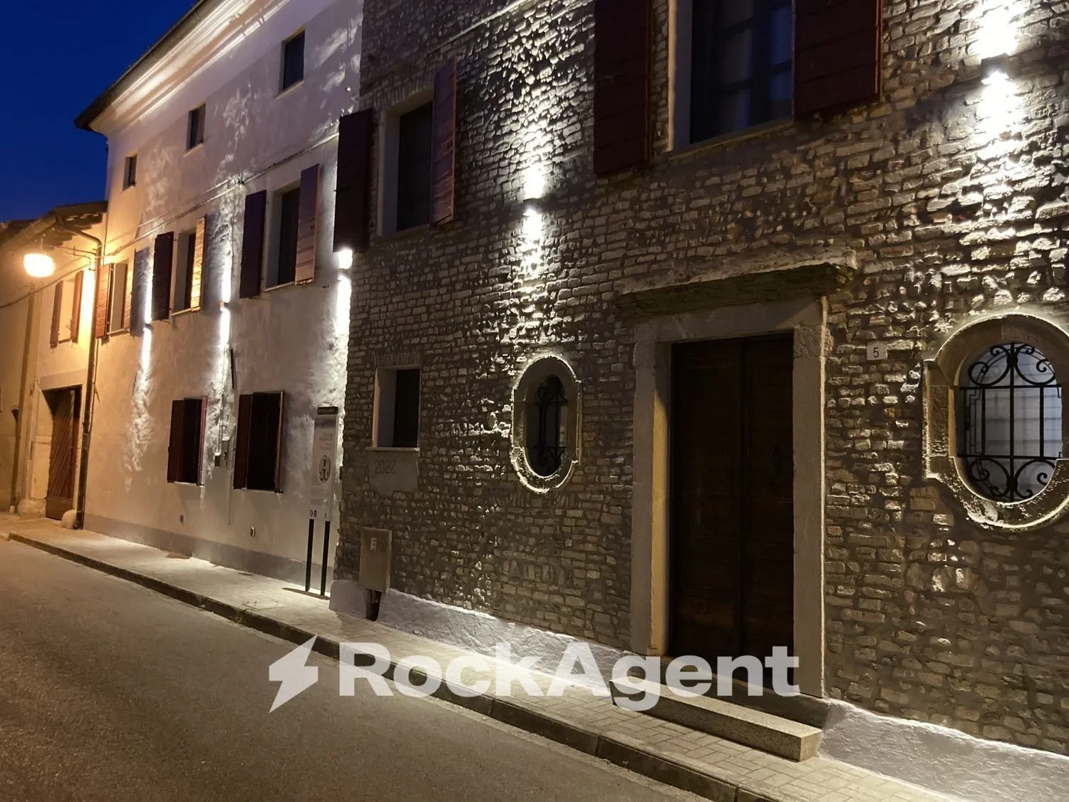 Exterior photo 7