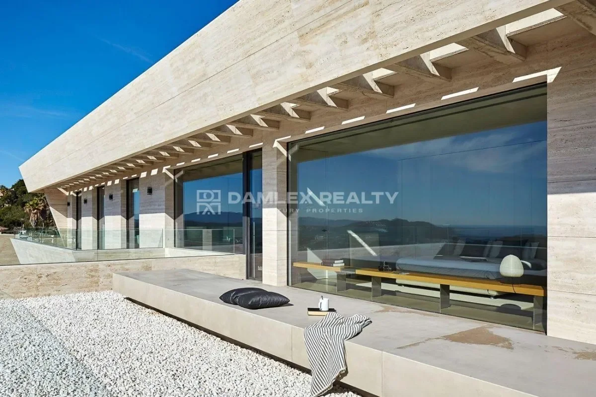 Exterior photo 5