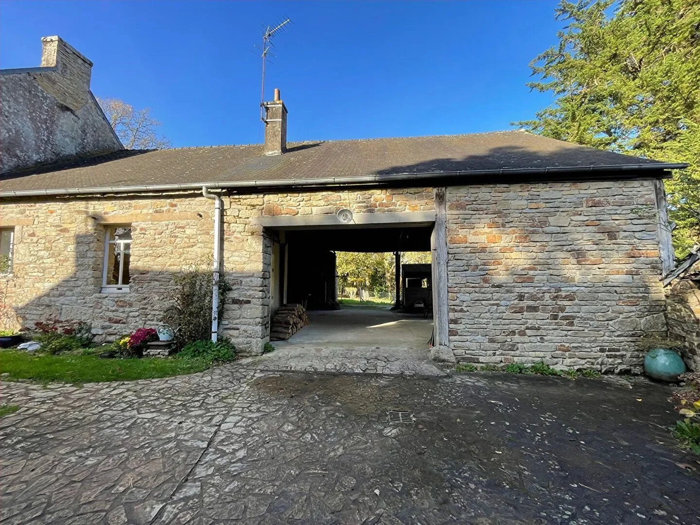 Exterior photo 4