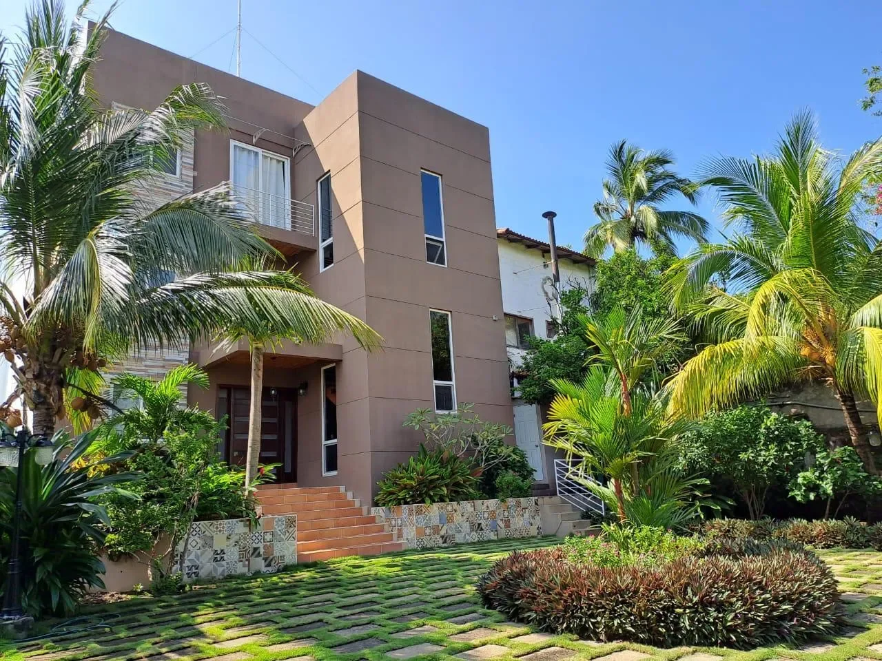 Exterior photo 4
