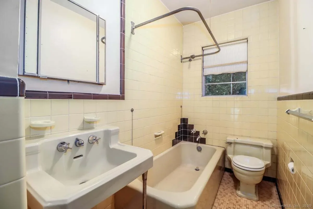 32 Locust Road, Greenwich, Connecticut, United States. - Photo 20