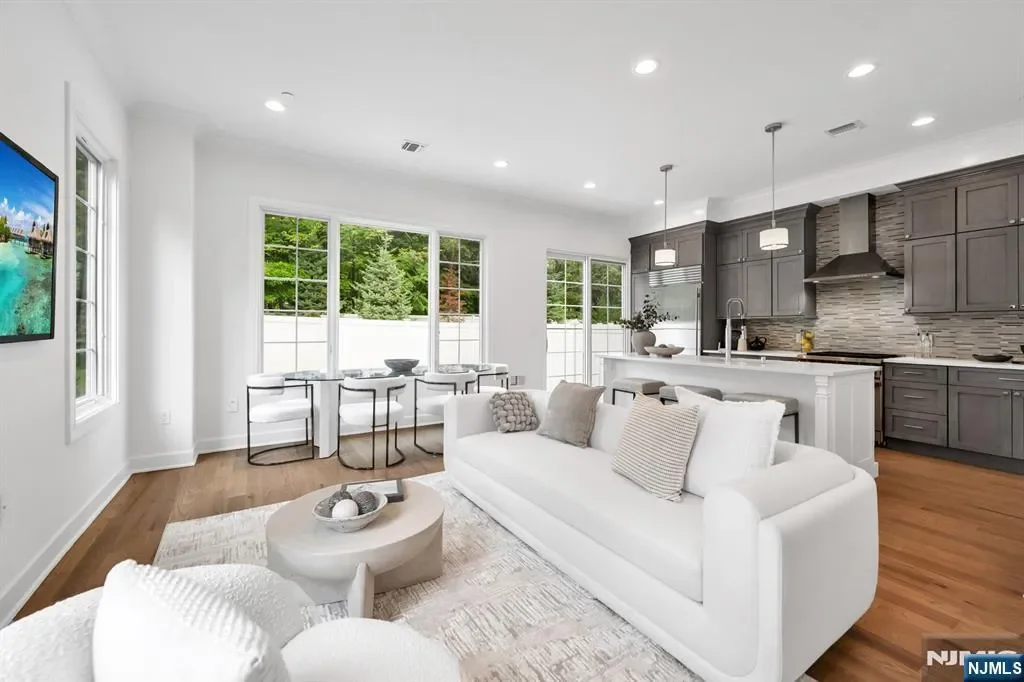 11 Gabriel Court #11, Paramus, New Jersey, United States. - Photo 2