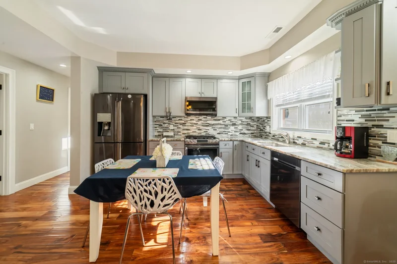 16 Clairmont Avenue, Waterbury, Connecticut, United States. - Photo 4