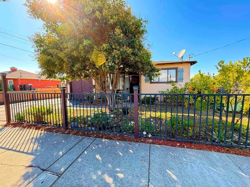Triplex in Hayward