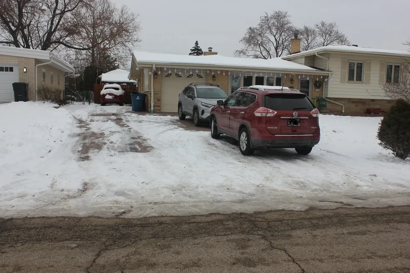 5639 N Manor Lane, Chicago, Illinois, United States. - Photo 2