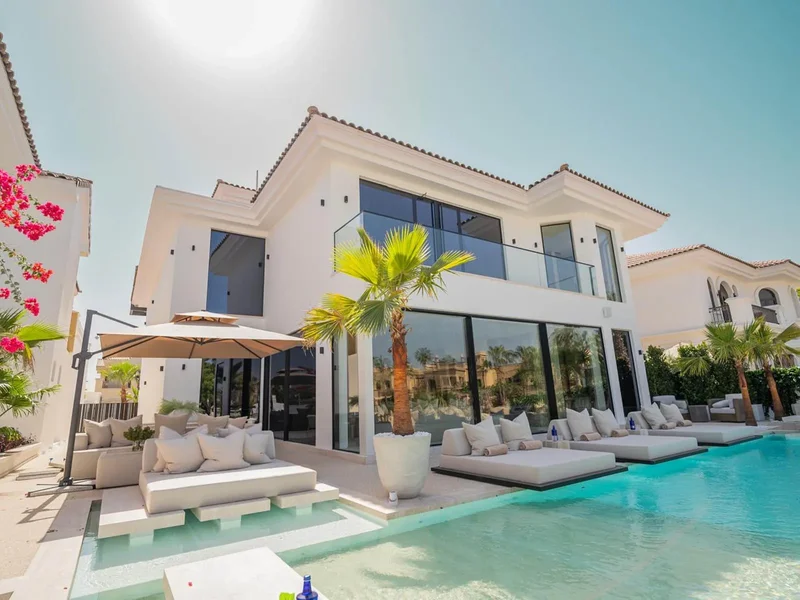 Stunning Villa | Luxurious Living | Private Pool & Gym