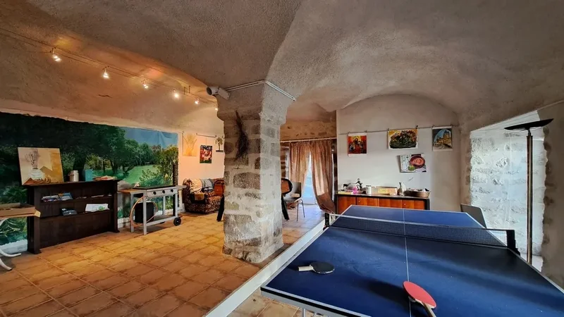 Château with tourist potential.