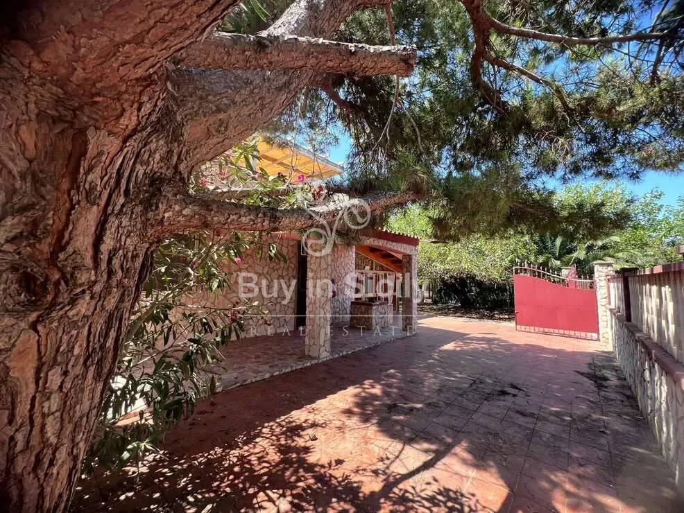 Exterior photo 5