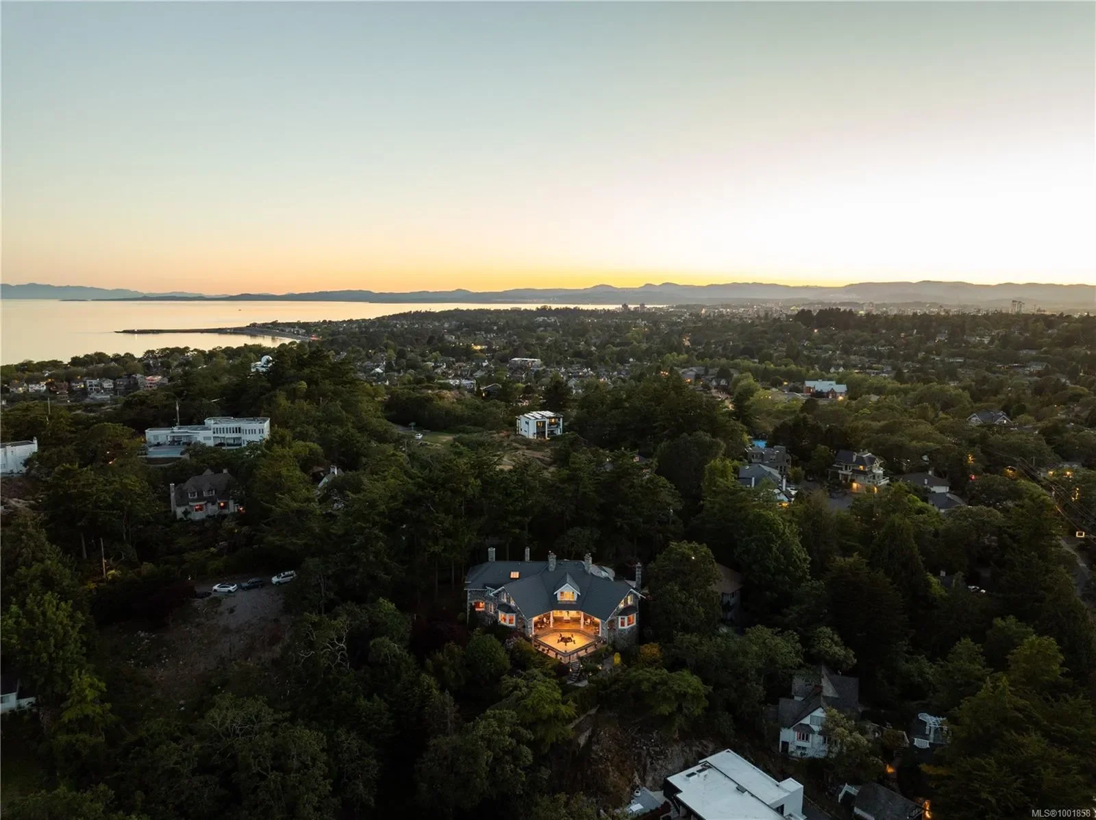 305 Denison Rd, Oak Bay, British Columbia, Canada. - Photo 20