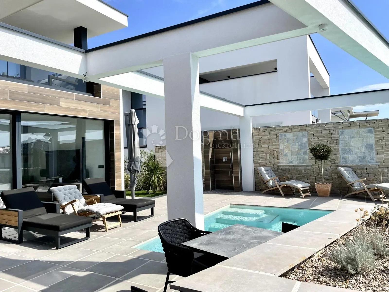Exterior photo 3
