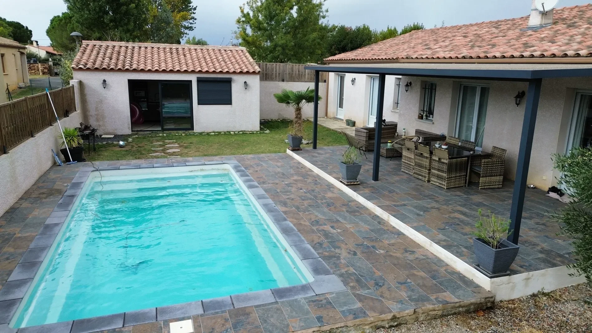 Exterior photo 8