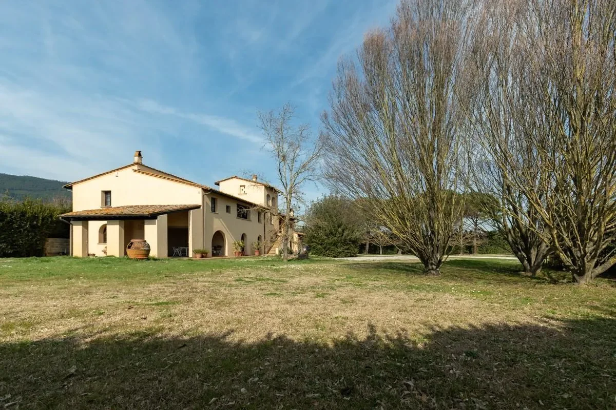 Exterior photo 3