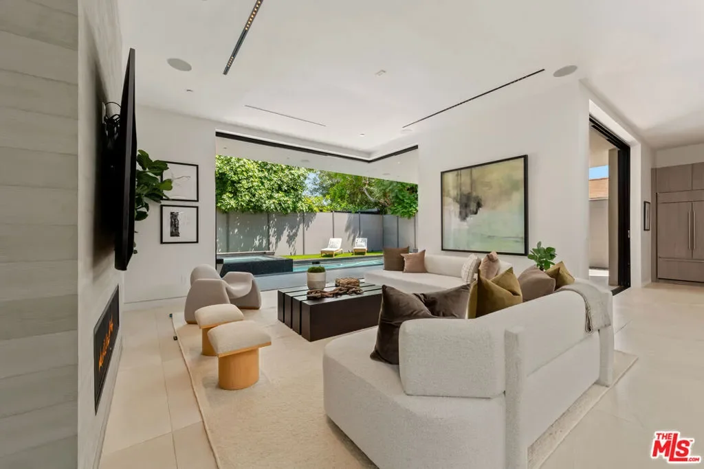 818 N Curson Avenue, Los Angeles, California, United States. - Photo 6