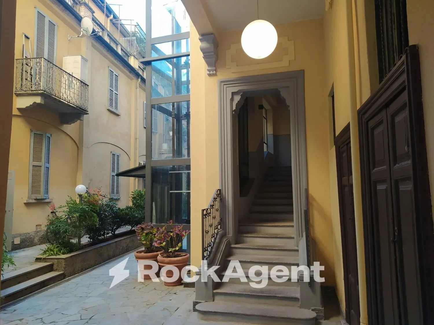 Exterior photo 6