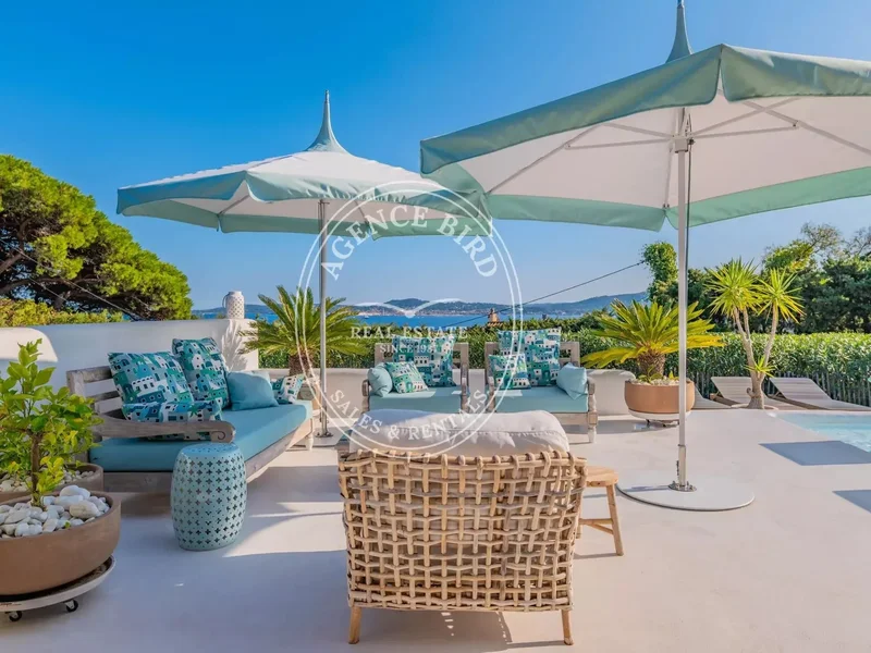 VILLA WITH SAINT-TROPEZ AND SEA VIEWS