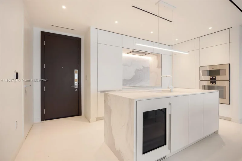 300 Biscayne Blvd Way 5205W, Miami, Florida, United States. - Photo 8