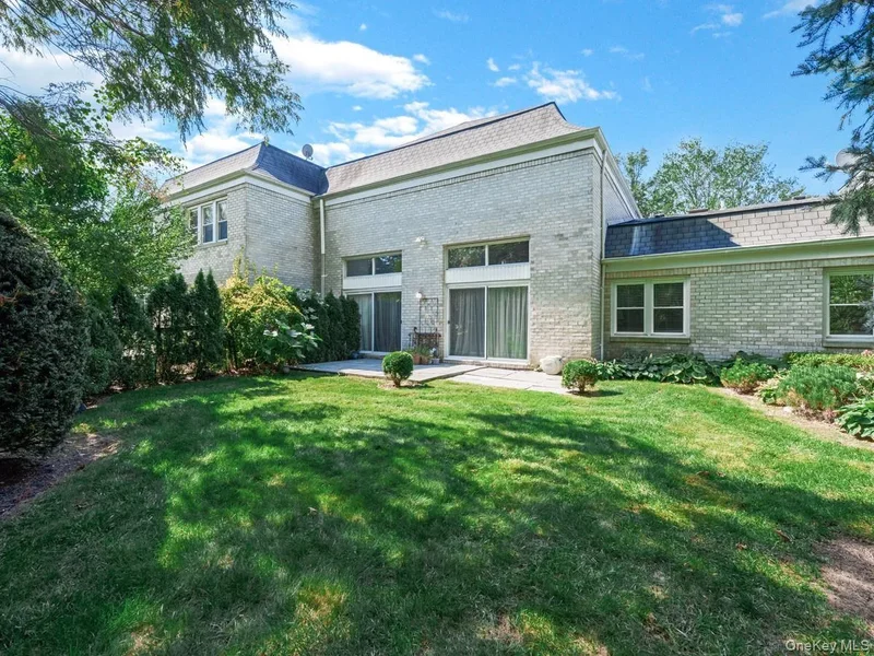 15 Fairway Circle S #15, Manhasset, NY 11030, Manhasset, New York, United States. - Photo 39