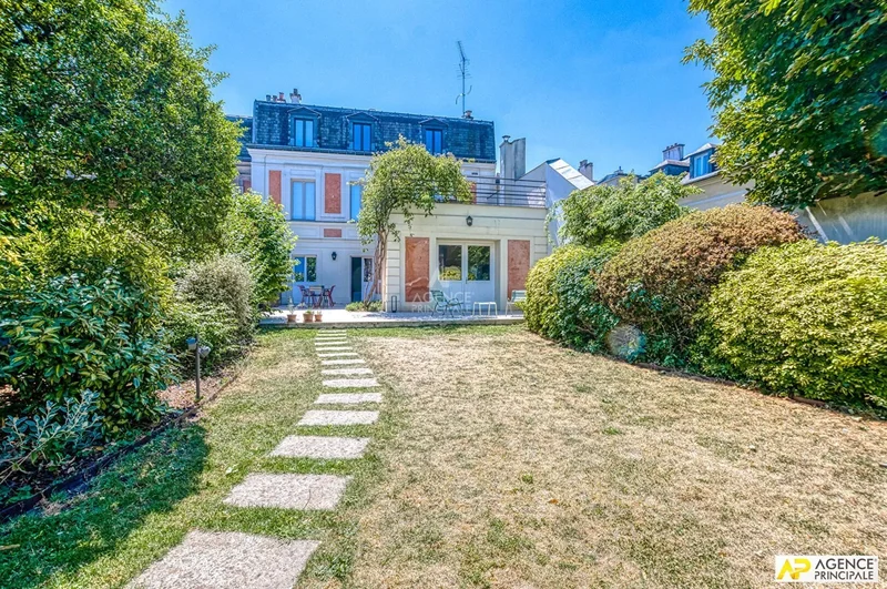 Versailles Saint-Louis 7-room house 235 m² on the ground (181.52 m² living space) on a plot of appro