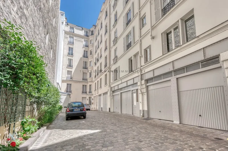 Avenue de la Bourdonnais, Paris, Île-de-France, France. - Photo 7