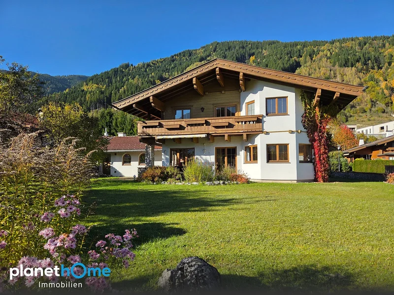 Rare gem: well-kept home on the golf course with mountain views