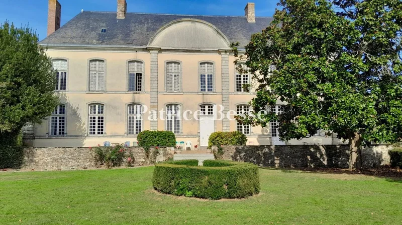 A chateau from the 17th and 18th centuries, listed as a regional Historical Monument, on