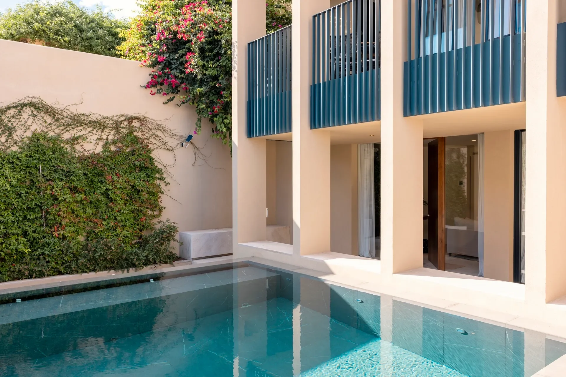 Exterior photo 5