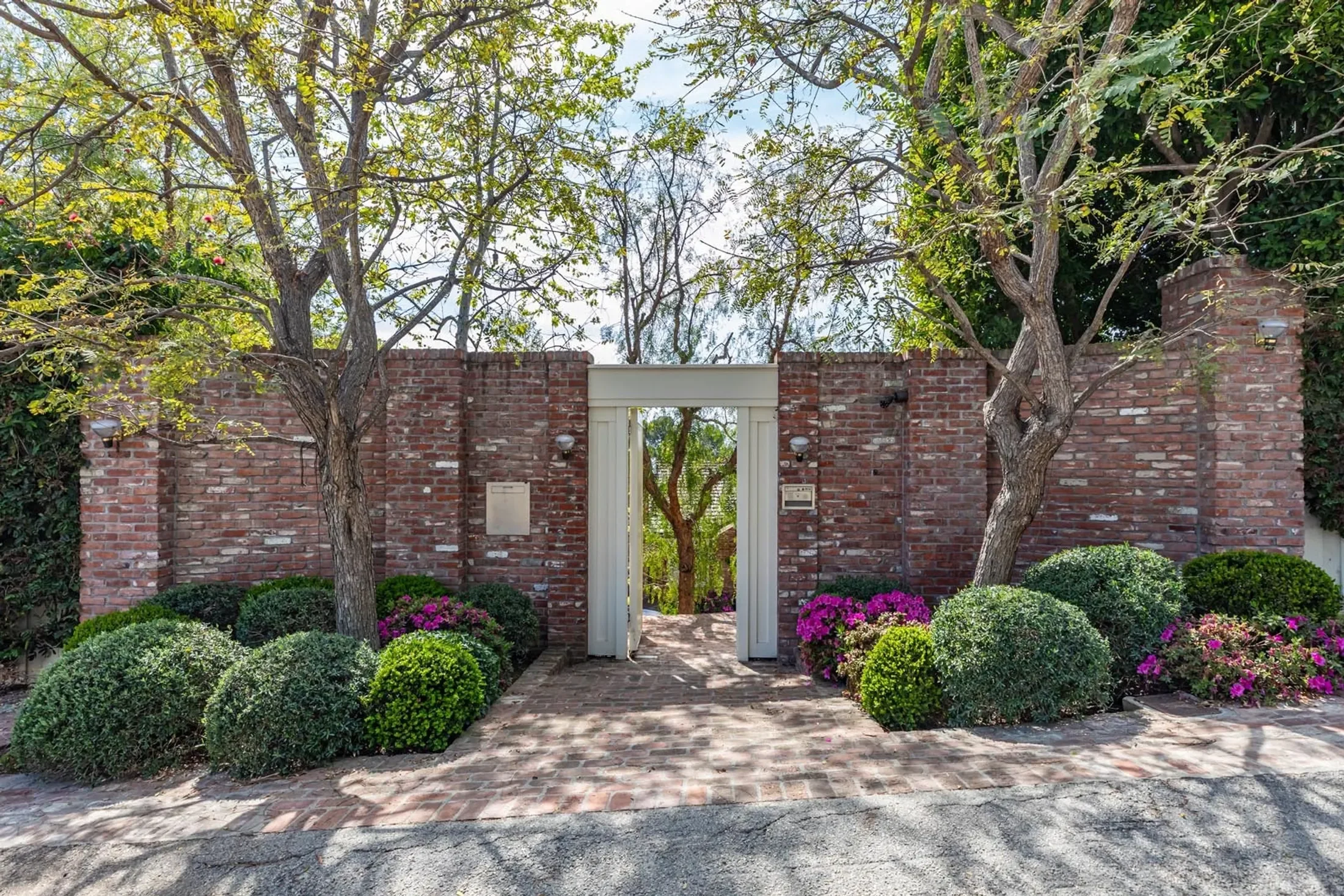 Exterior photo 2