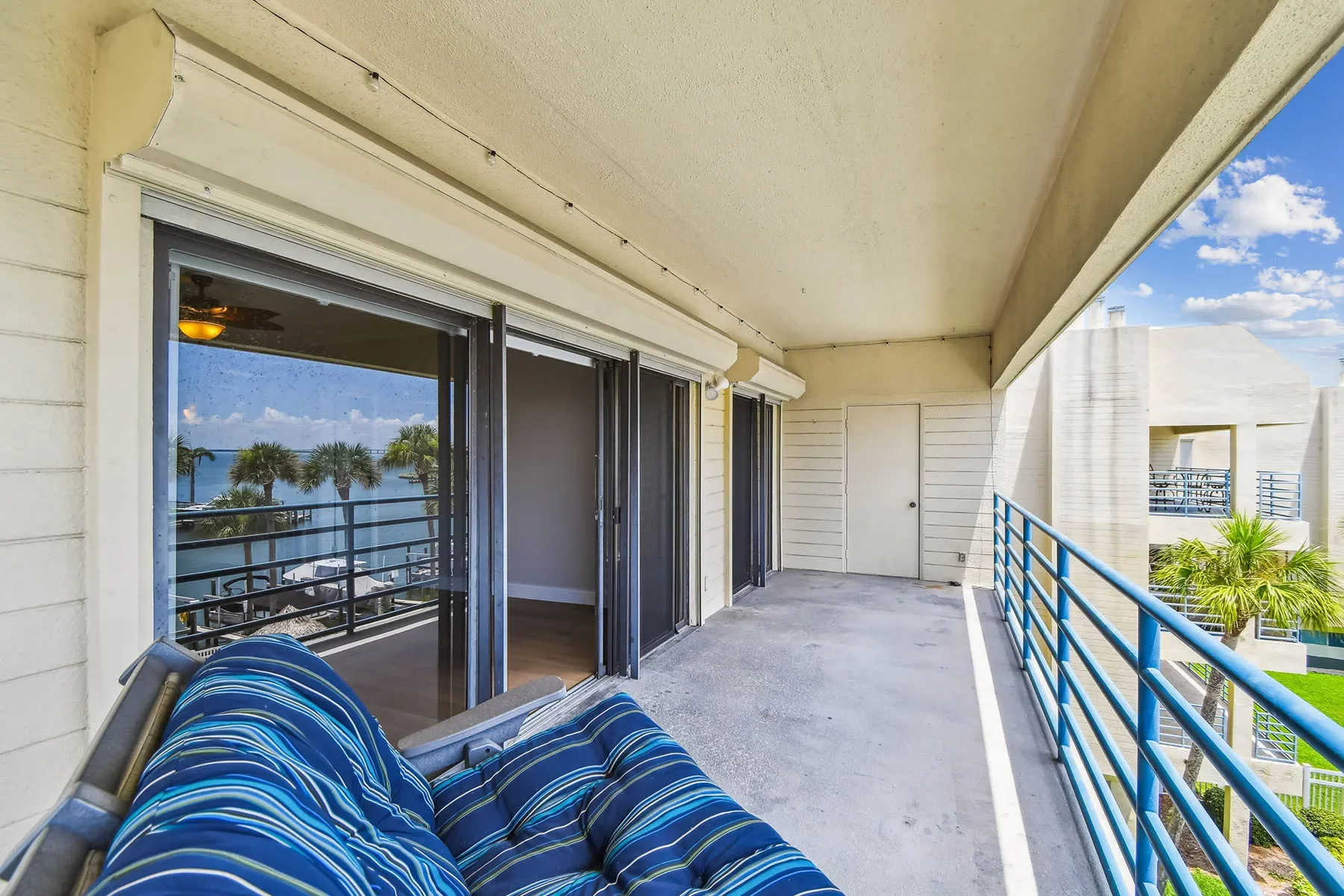 Exterior photo 7