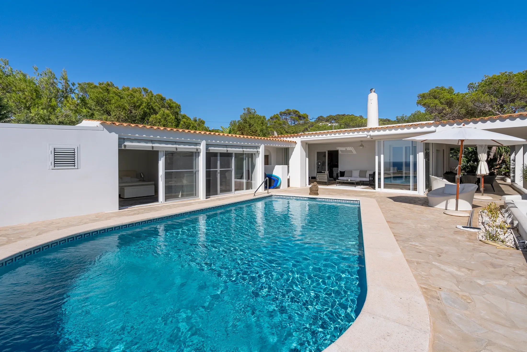 Exterior photo 5