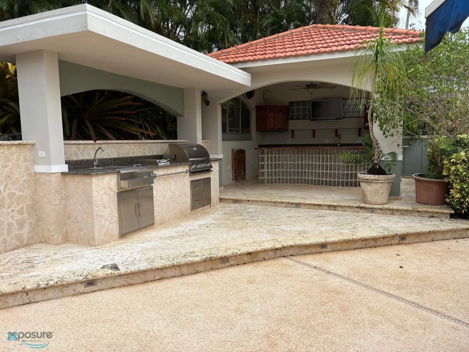 Exterior photo 4